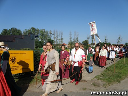 Fotografia z Dni Gminy Wicko 2010 przedstawiająca paradę z Wicka do Charbrowa