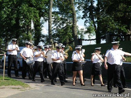 Fotografia z Dni Gminy Wicko 2010 przedstawiająca paradę z Wicka do Charbrowa. Orkiestra Reprezentacyjna Morskiego Oddziału Straży Granicznej w Gdańsku.
