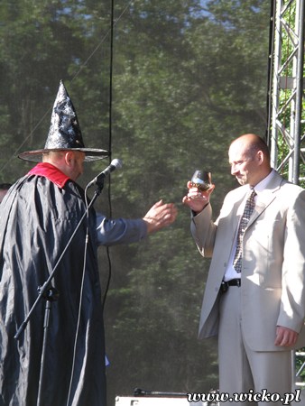 Fotografia z Dni Gminy Wicko 2010 przedstawiająca Wójta Gminy Dariusza Waleśkiewicza wraz z Janem Kieślukiem oficjalnie otwierających Dni Gminy.
