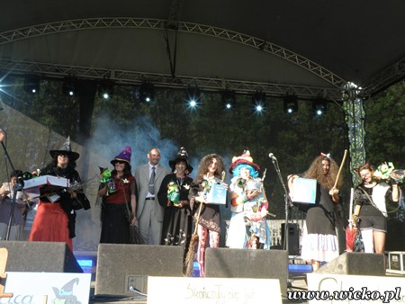 Fotografia z Dni Gminy Wicko 2010 przedstawiająca konkurs na Czarownicę Roku.