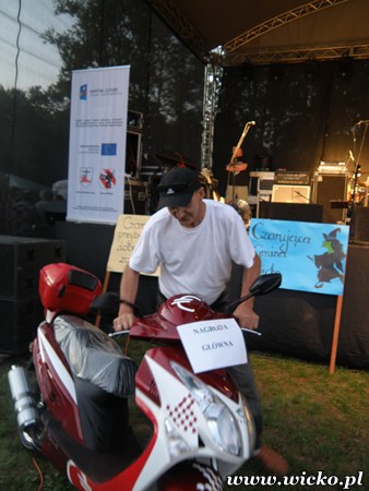 Fotografia z Dni Gminy Wicko 2010 przedstawiająca skuter będący nagroda główna w loterii.