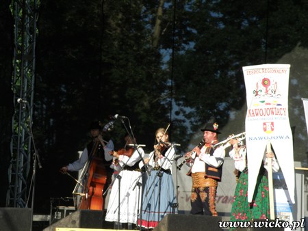 Fotografia z Dni Gminy Wicko 2010 przedstawiająca występ zespołu Nawojowiacy 