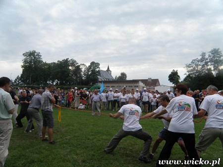 Fotografia z Dni Gminy Wicko 2010 przedstawiająca turniej WROTA – konkurencja przeciągania liny.