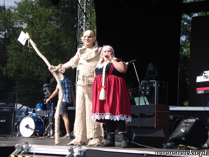 Fotografia z Dni Gminy Wicko 2012 przedstawiająca Panią Katarzynę Kobielę wykonującą piosenkę o czarownicach na scenie na stadionie w Charbrowie.