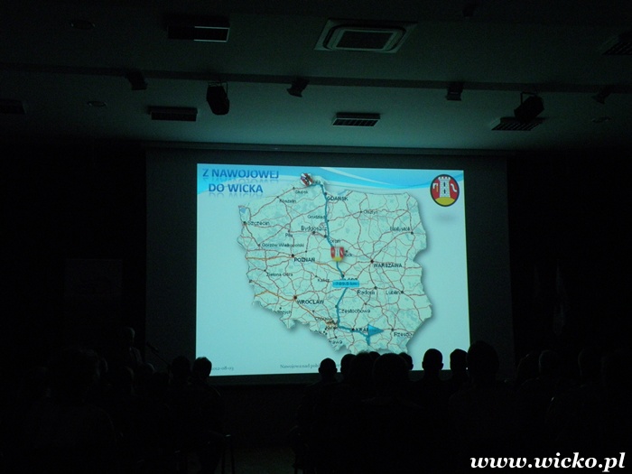 Fotografia z Dni Gminy Wicko 2012 przedstawiająca prezentację Gminy Nawojowa podczas uroczystej sesji Rady Gminy.