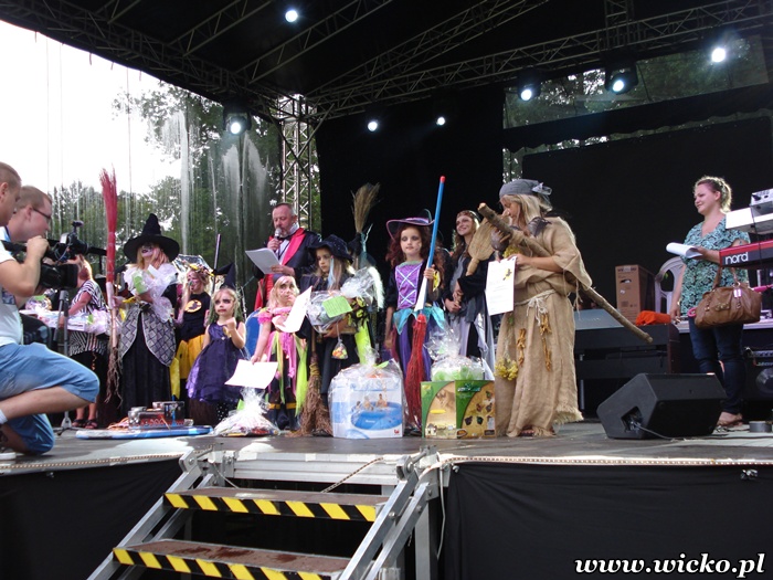 Fotografia z Dni Gminy Wicko 2012 przedstawiająca konkurs na Czarownicę Roku.