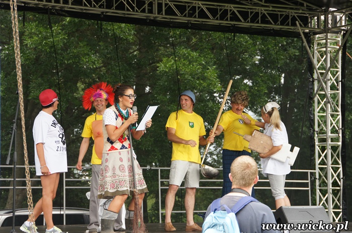 Fotografia z Dni Gminy Wicko 2012 przedstawiająca ”Wielką Rywalizację Otwartego Turnieju Administracji” - występ promocyjny Gminy Cewice. 