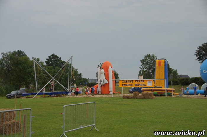 Fotografia z Dni Gminy Wicko 2012 przedstawiająca dmuchany plac zabaw dla dzieci.