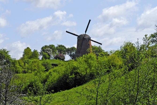 Zdrzewno wiatrak murowany z 1765 r., przebudowany w drugiej połowie XIX w; 
