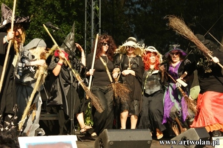 Fotografia z Dni Gminy Wicko 2011 przedstawiająca konkurs na Czarownicę Roku.