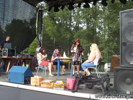 Fotografia z Dni Gminy Wicko 2011 przedstawiająca występ kabaretu „Cipuleńki”.