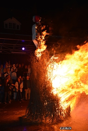 Festiwal czarownic Heksenstoet w Beselare. Inscenizacja spalenia czarownicy.