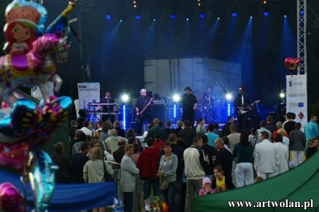 Fotografia z Dni Gminy Wicko 2011 przedstawiająca koncert zespołu Czarno-Czarni.