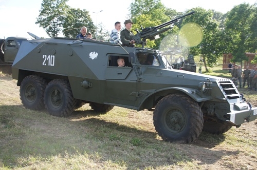 Fotografia z Dni Gminy Wicko 2015 -dzień drugi, ekspozycja zabytkowych pojazdów wojskowych
