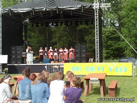 Fotografia z Dni Gminy Wicko 2011 przedstawiająca występ zespołu „Zosieńki” .